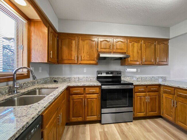 Building Photo - Charming 3-Bed, 2-Bath Home in Lees Summit with 2 Car Garage