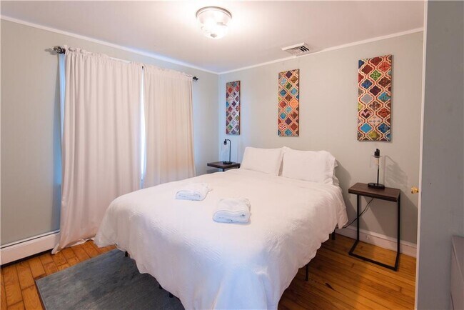 Building Photo - 393 Aquidneck Ave