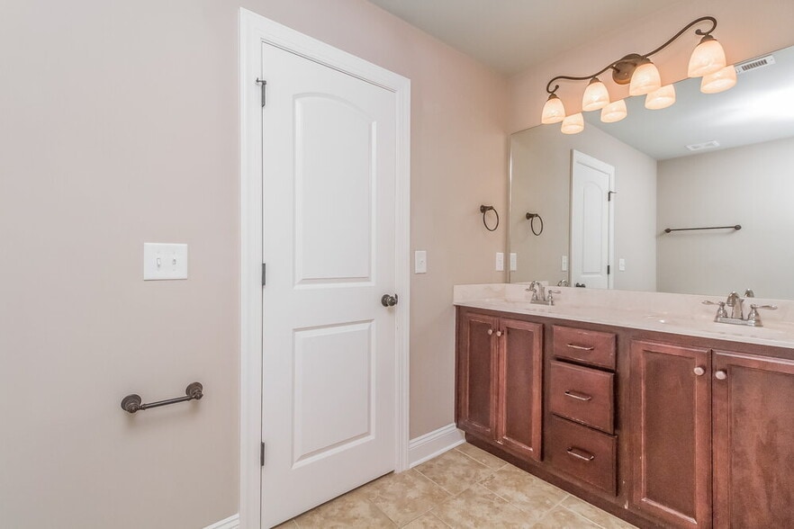 Building Photo - 8427 Manor Farm Dr