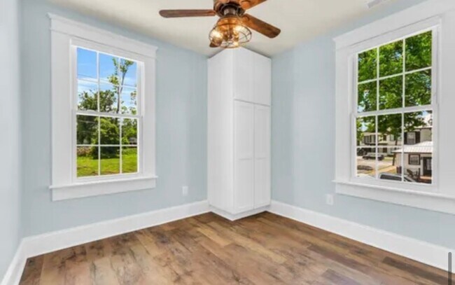 Building Photo - Gorgeous 3/2 Located 1 Block From Downtown Greenville!