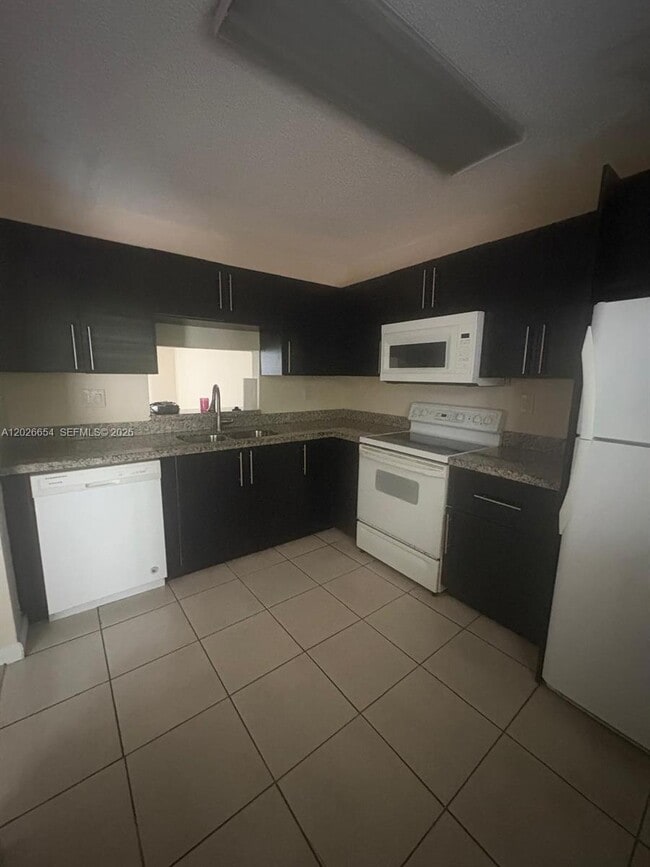 Building Photo - 4174 Inverrary Dr
