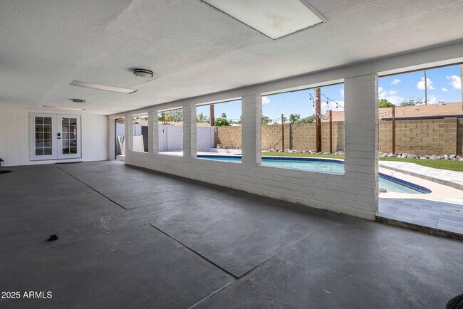 Building Photo - 3244 W Voltaire Ave