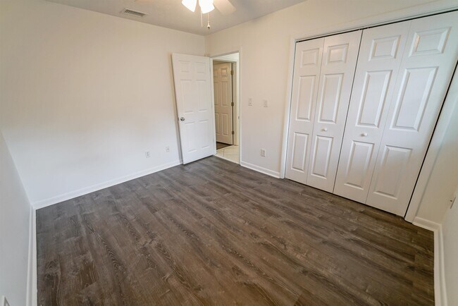 Building Photo - 251 S Villas Ct
