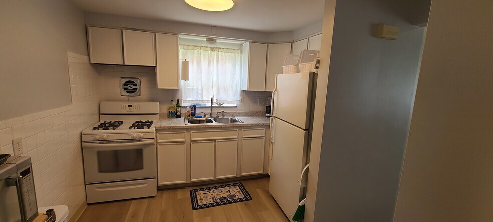 Shared kitchen space - 309 W Virginia Ave