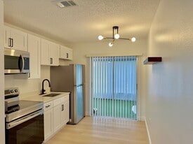 Building Photo - 1684 Martin St