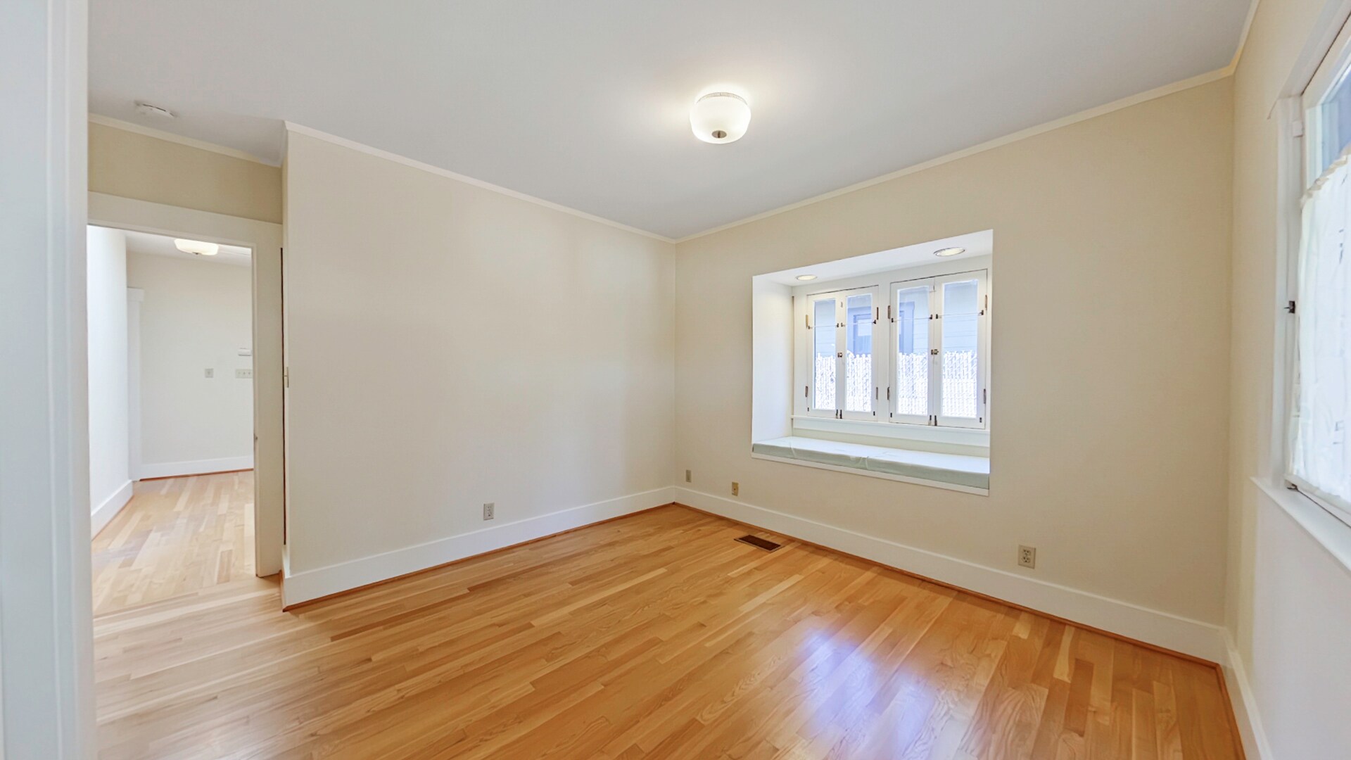 Building Photo - 1915 Las Lunas St