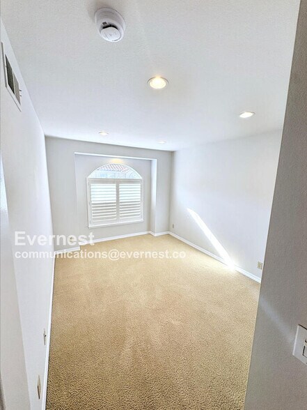 Building Photo - 473 S Clovercrest Ln