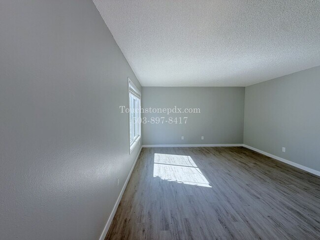 Building Photo - Bright East Portland 3 Bed Apartment Home with Two-Level Layout and Assigned Parking