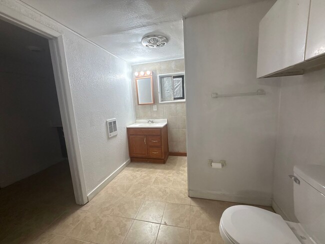 Building Photo - 809 Spruce Ave