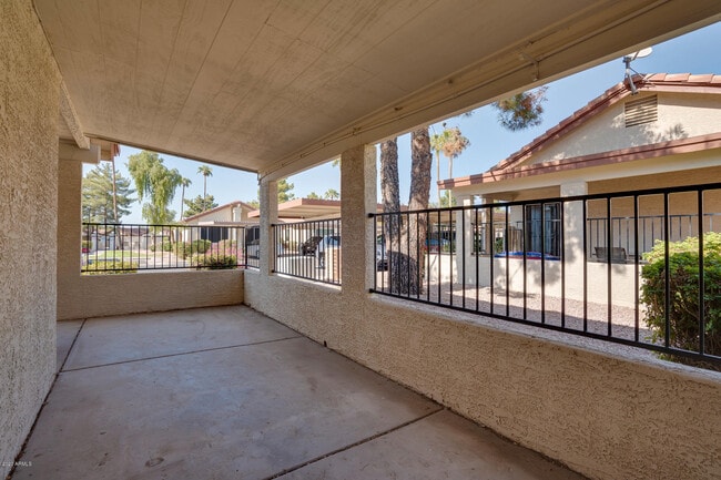 Building Photo - 1120 N Val Vista Dr