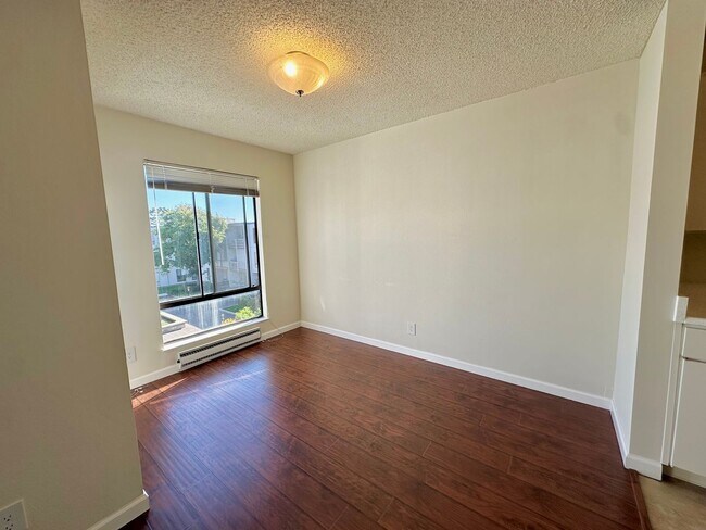 Building Photo - $500 OFF FIRST MONTH RENT - 1 Bed 1 Bath Available in Watergate Complex of Emeryville!!!