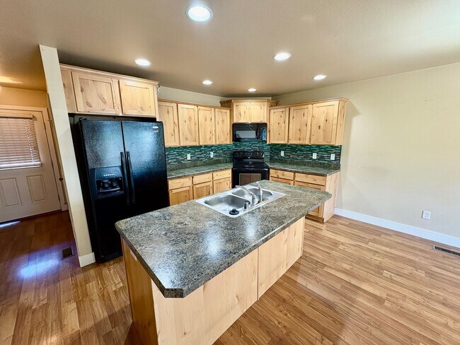 Building Photo - Beautiful West End Townhome – Spacious & M...