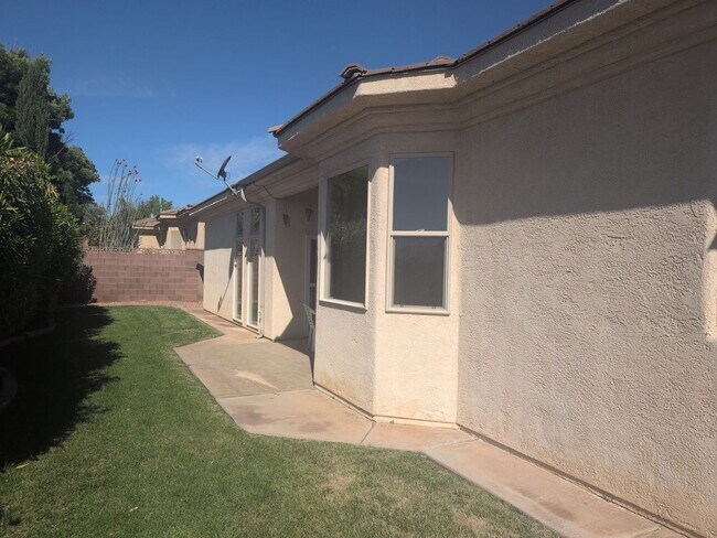 Building Photo - Spacious and Inviting 3-bedroom