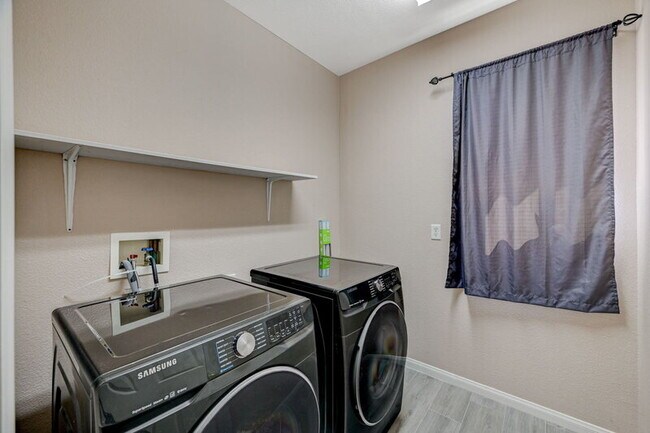 Building Photo - 10588 Isola Bella St