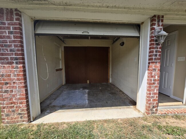 Building Photo - 15298 Wagon Wheel Cir