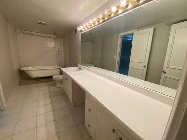 Building Photo - Charming 2-Bedroom Apartment in the Heart ...
