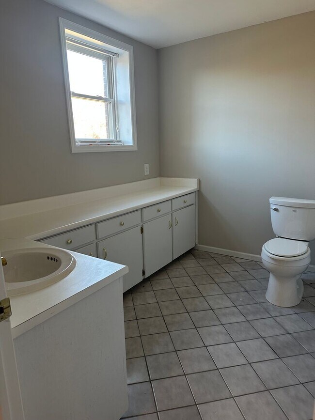 Building Photo - HOME AVALIABLE FOR RENT ON 2 ACRES!