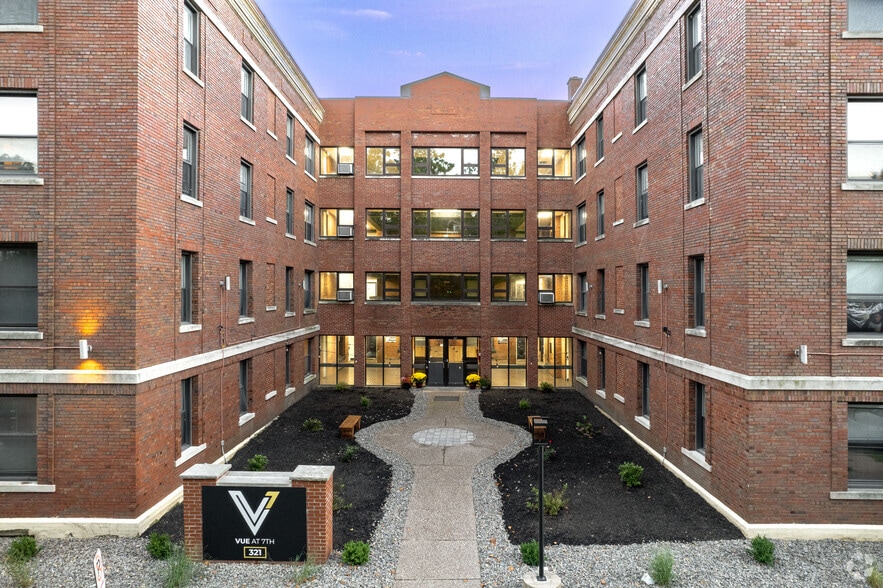 Primary Photo - Vue at 7th