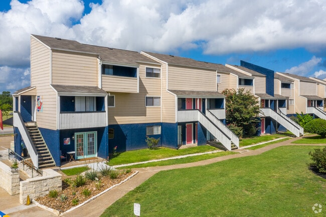 Building Photo - Holleman Oaks