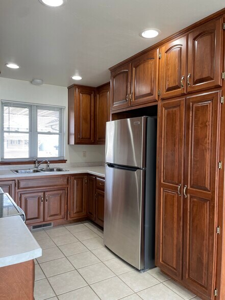 Large pantry in kitchen - 2034 River Point Ct