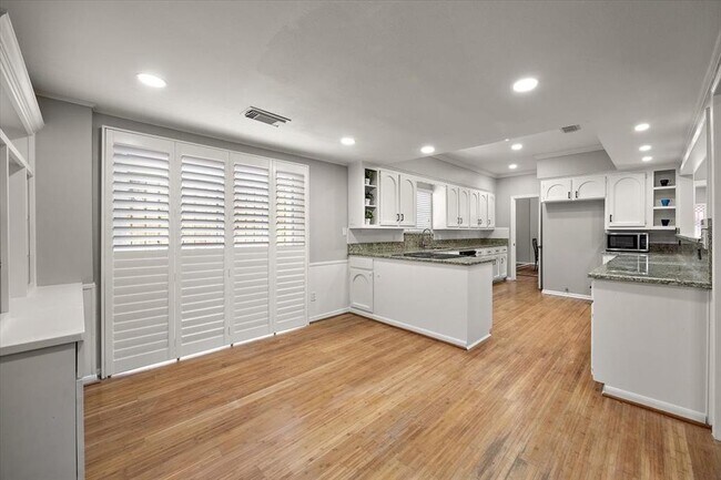 Building Photo - 627 Chadbourne Ct