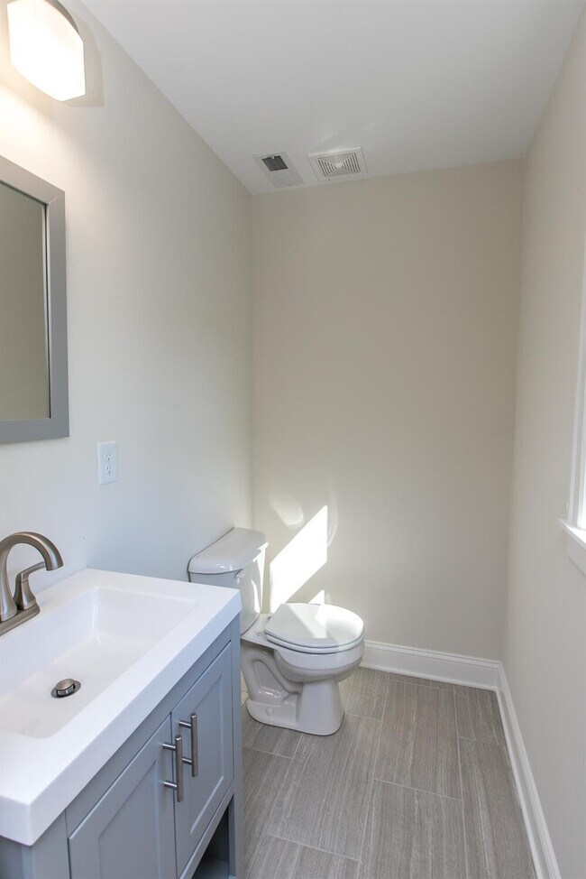 Building Photo - 564 Claymont Dr