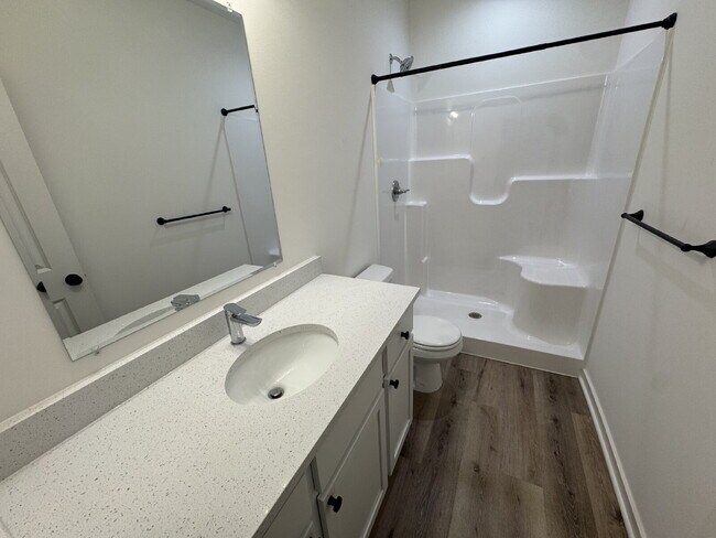 Building Photo - "Spacious 5-Bed Oasis with 3 Full Baths in Charming Bel Aire - 2,624 Sq Ft of Comfortable Living!"