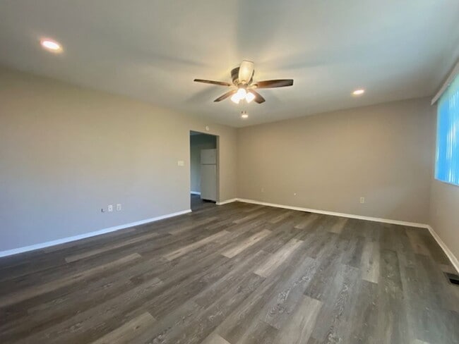 Building Photo - Welcome to this charming 2-bedroom, 1-bathroom ranch style home located in Springfield, OH+