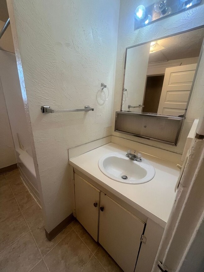 Building Photo - 3-Bedroom 1-Bathroom two story unit