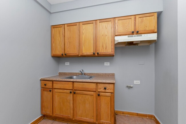 Interior Photo - 6237-45 Kedzie