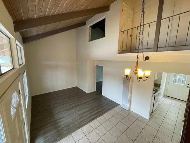 Building Photo - End Unit 2 bedroom, 2 bath Townhouse