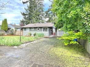 Building Photo - Parkrose Heights neighborhood, 3 bedroom, ...