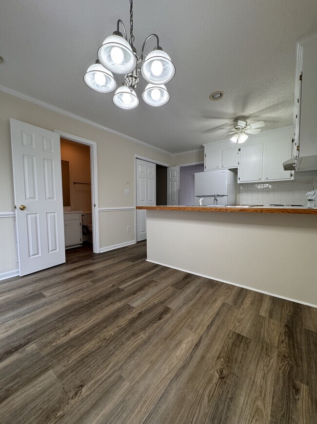 Building Photo - 870 Spring Forest Rd