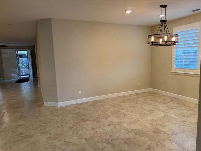 Building Photo - Immaculate Roseville property with solar!