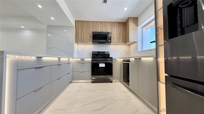 Building Photo - 3826 NE 171 St