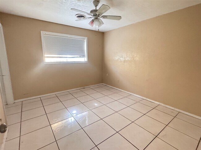 Building Photo - 228 Meadowlawn St