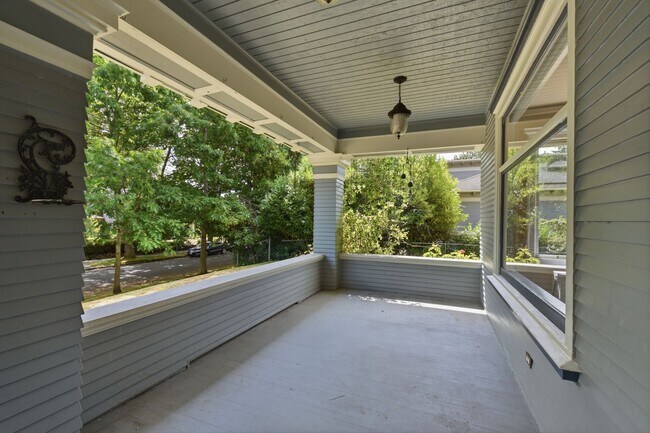 Building Photo - 5Bd/2.5Ba Everett Home