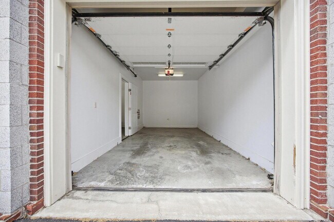 Building Photo - 261 S Limestone