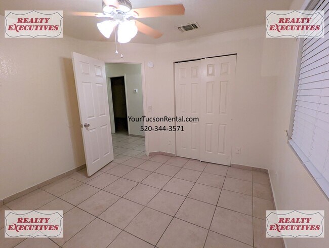 Building Photo - 3/1 with AC and a garage in Midvale Park Near Drexel Rd & Oak Tree Dr