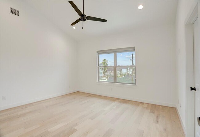 Building Photo - 2715 Drew St