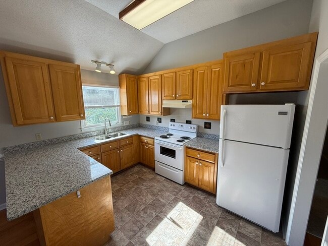 Building Photo - Beautiful Ranch style 3 Bed 2 Bath Home! Large Yard and 2 Car Garage!