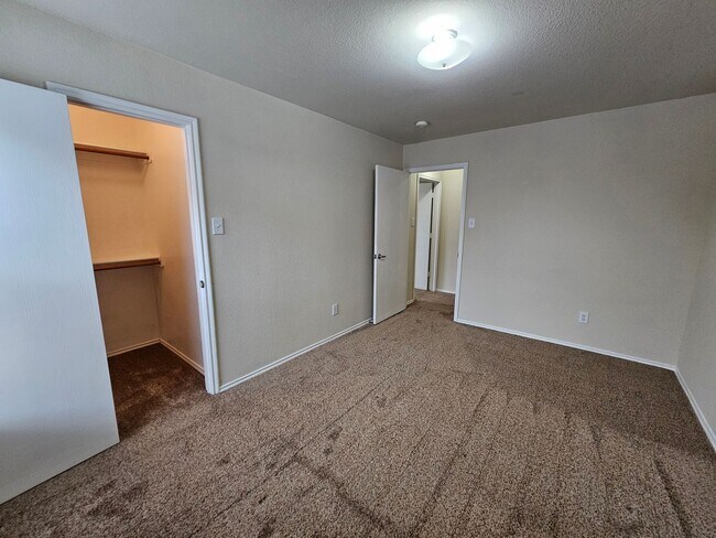 Building Photo - Available now ready for immediate move in