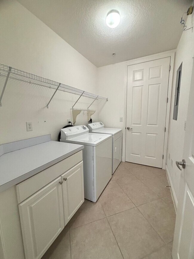 Building Photo - Spacious 3 Bed, 2 Bath Condo with 1 Car Ga...
