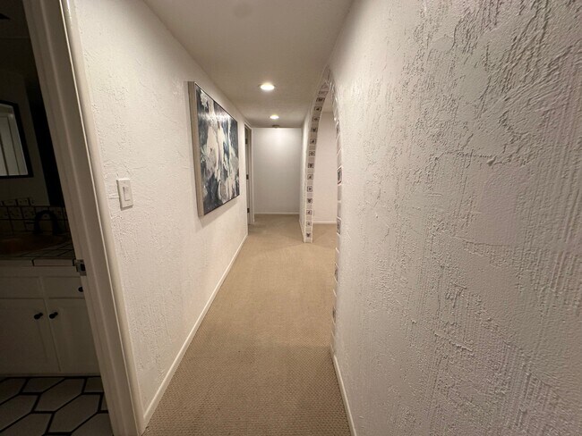 Building Photo - 19 Bronco Dr