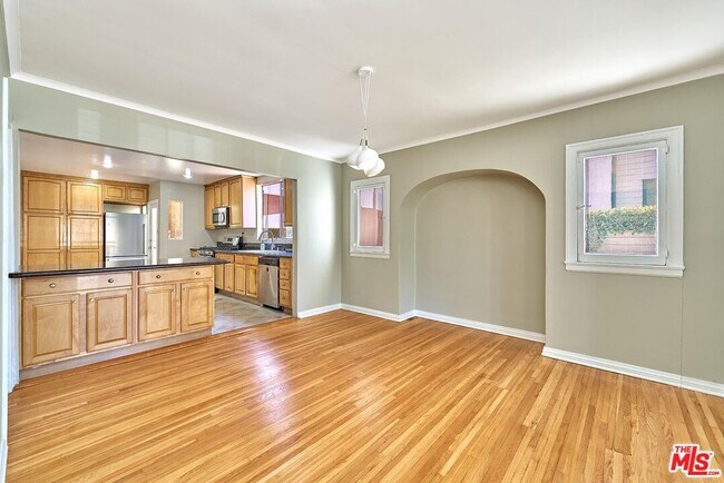 Building Photo - 429 S Orange Dr