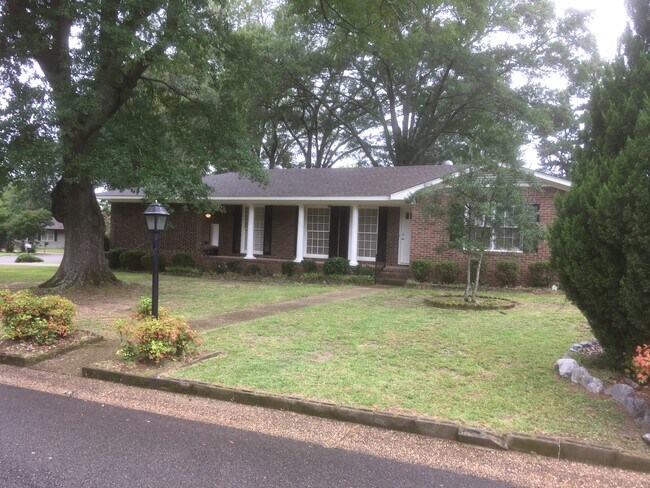 Building Photo - 14 Fairway Dr