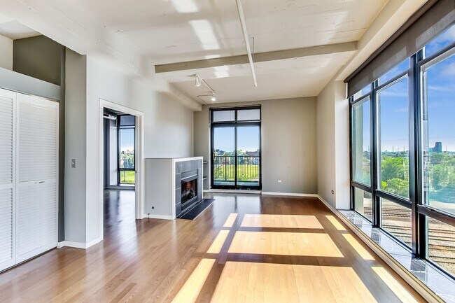 Building Photo - SW CORNER 2 BED / 2 BATH CONDO IN UNIVERSI...