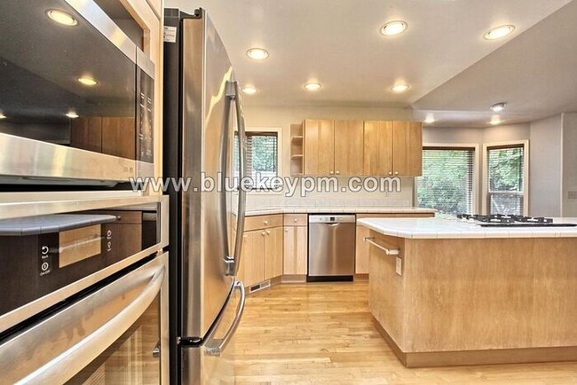 Building Photo - 4 Bed, 2 Bath Home on a Cul-de-sac in Lake...