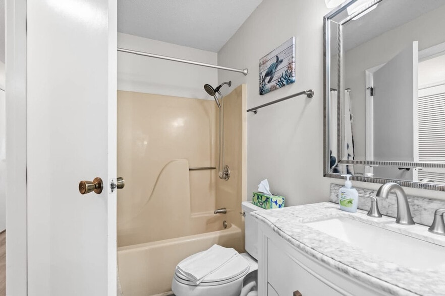 Building Photo - 1920 Bent Grass Dr