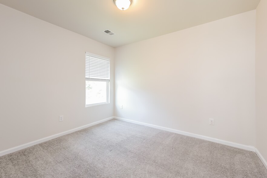 Building Photo - 161 Queens Cir